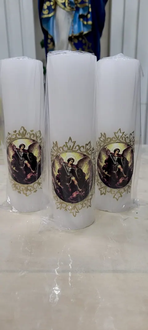 Velas brancas de São Miguel Arcanjo com moldura dourada